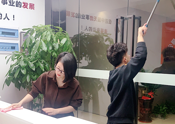 節前大掃除貼春聯