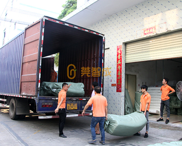 聚酯針刺無(wú)紡布裝車(chē)出貨